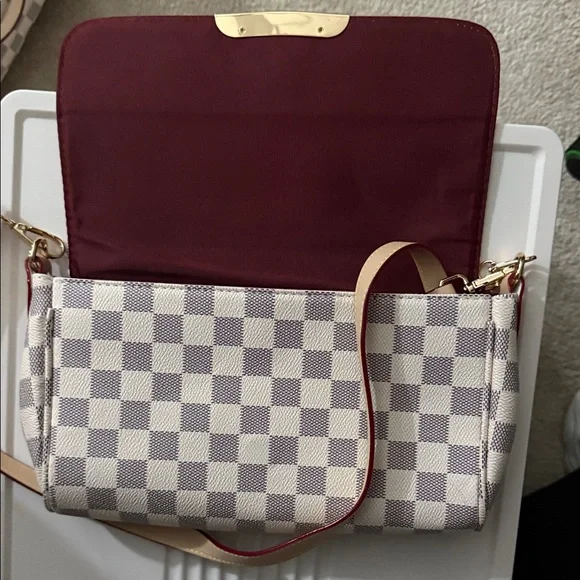 Stylish Checkered Shoulder Bag - Picture 2 of 3